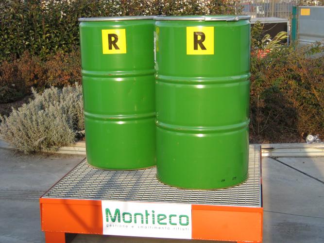 Vasca di sicurezza per deposito multiplo di fusti contenenti rifiuti
