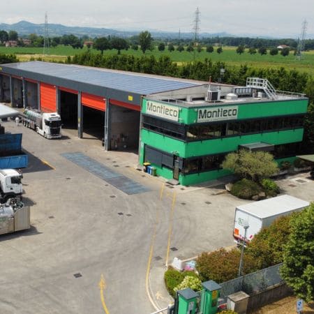 visuale laterale del complesso Montieco con cortile e camion