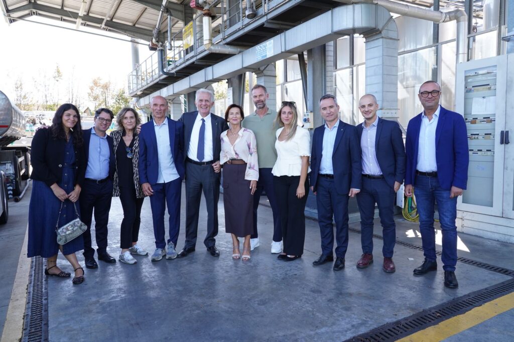 Foto di gruppo durante la visita allo stabilimento Montieco